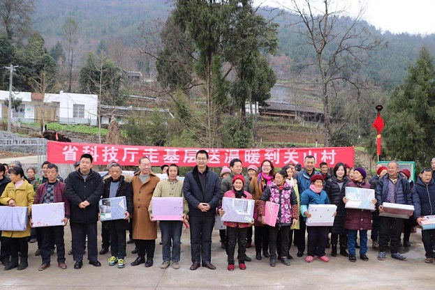 181214四川省科技廳、旺蒼縣總工會為高陽關(guān)山村“送溫暖”（新） (2).jpg