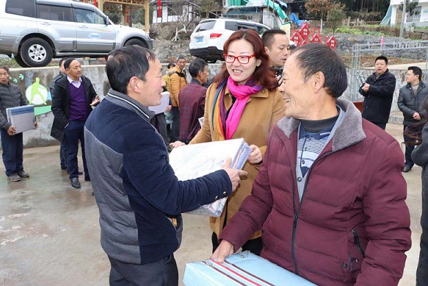 181214四川省科技廳、旺蒼縣總工會為高陽關(guān)山村“送溫暖”（新） (1).jpg